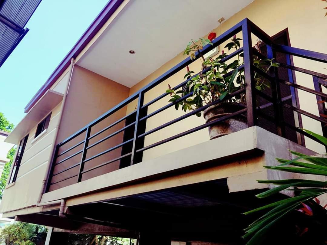 Carlo'S Place Hotel Dumaguete City Exterior photo